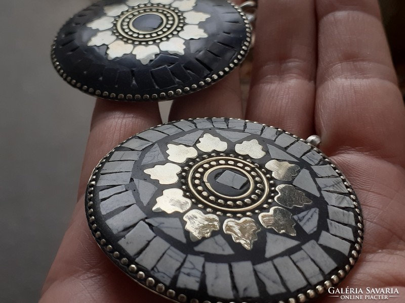 Tibeti lapisz alabastrom medal gyöngyhaz diszítéssel ezüstözött