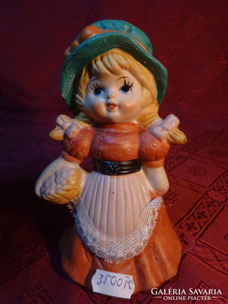 Porcelán figura, copfos kislány kosárral, magassága 15,5 cm. Vanneki!