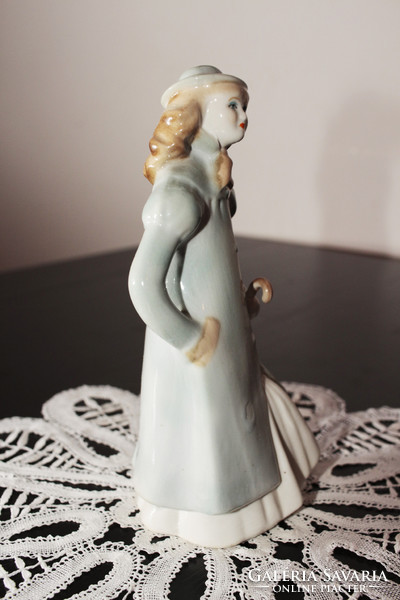 Alba Julia/Gyulafehérvár Porcelán figura. Hölgy esernyővel, múlt század eleje