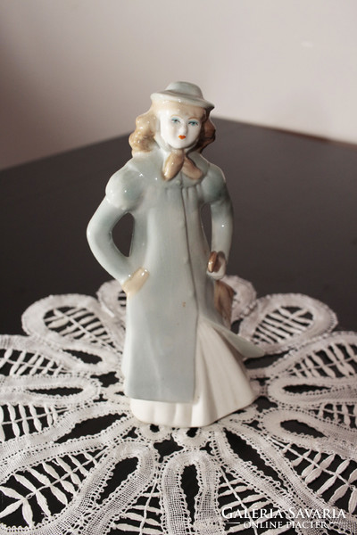 Alba Julia/Gyulafehérvár Porcelán figura. Hölgy esernyővel, múlt század eleje