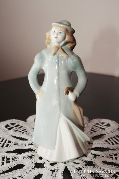 Alba Julia/Gyulafehérvár Porcelán figura. Hölgy esernyővel, múlt század eleje