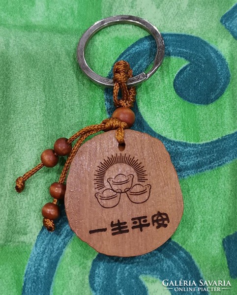 Real room. Feng shui rosewood key ring, three-legged frogs - wealth