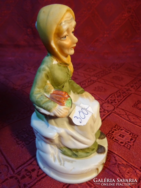 Porcelán figura, fejkendős nénike, magassága 11,5 cm. Vanneki!