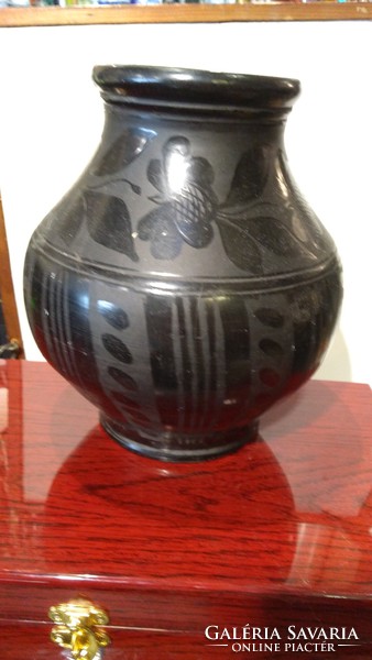 ​Kerámia váza, 26 cm magasságú, jelzett, magyar alkotás.