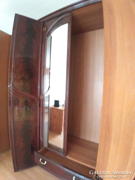 Magasfényű olasz Tutto Mobili 5 rész akasztós,2 fiókos,3 polcos gardrob szekrény 6 ajtós 2 tükrös