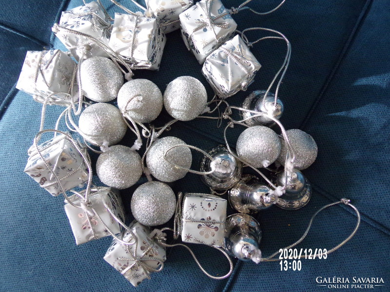 Ezüst színű karácsonyi díszek- 24 db