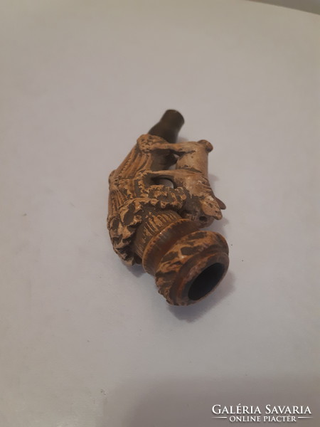 Figurális kézzel faragott szerencsehozó malac lóherével a szájában antik tajték pipa