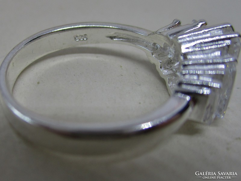 Szép ezüst gyűrű különleges bagett církónia kövekkel
