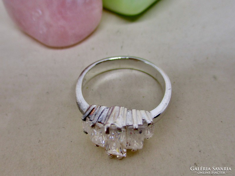 Szép ezüst gyűrű különleges bagett církónia kövekkel