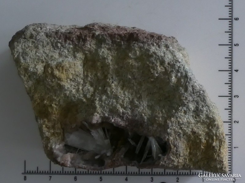Természetes, fluoreszkáló Aragonit kristályok a Dolomit anyakőzetben. Gyűjtői darab.