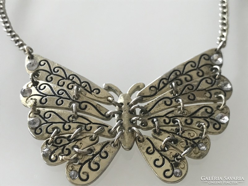 Retró pillangós nyaklànc cizellált szárnyakkal és kristályos szárnyvégekkel