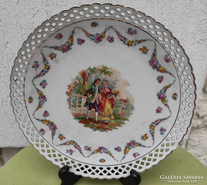 Gyönyörű porcelán kínáló, Asztalközép,áttört szélű,jbarokk jelenetes képpel, virágokkal