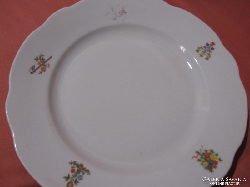 3 db régi Zsolnay lapos tányér ritka mintával, mesemintás tányérok