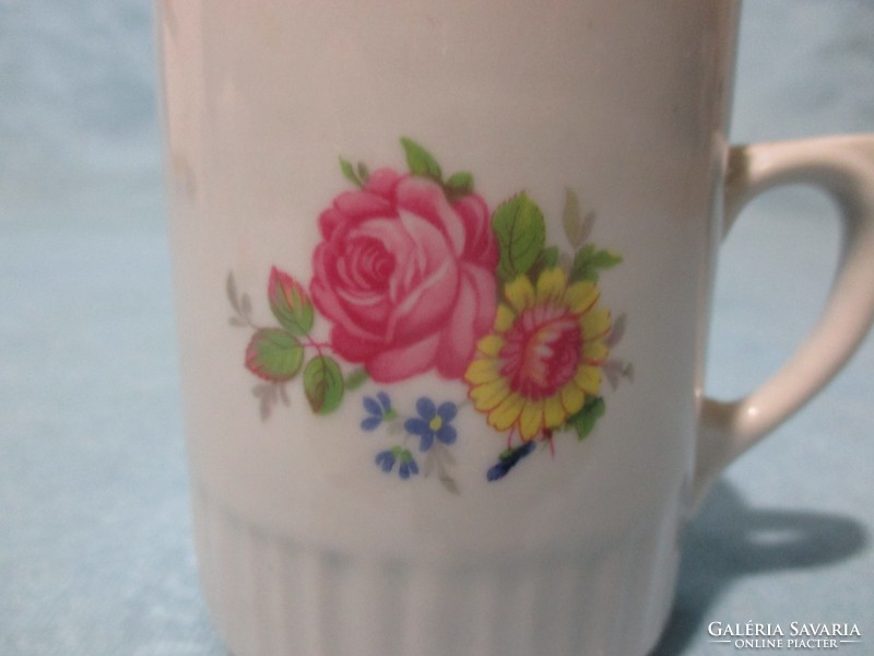 Zsolnay bögre ritka rózsa-és virágmintával, csésze