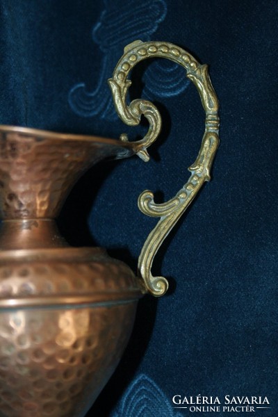 Kalapált réz karaffa díszes bronz fogóval