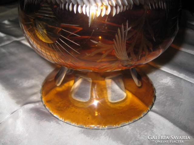 Csiszolt  mézsárga  üveg váza , nagyon impozáns , hibátlan darab. 16  x 17,5  cm magas