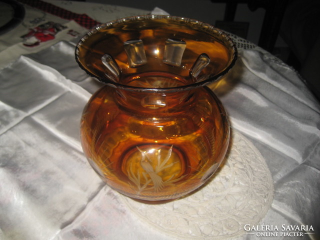Csiszolt  mézsárga  üveg váza , nagyon impozáns , hibátlan darab. 16  x 17,5  cm magas