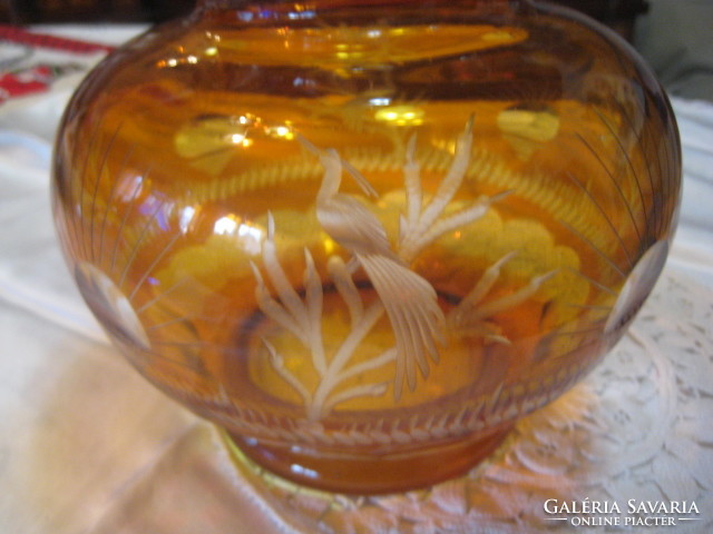 Polished honey-yellow glass vase, very imposing, flawless piece. 16 X 17.5 cm high