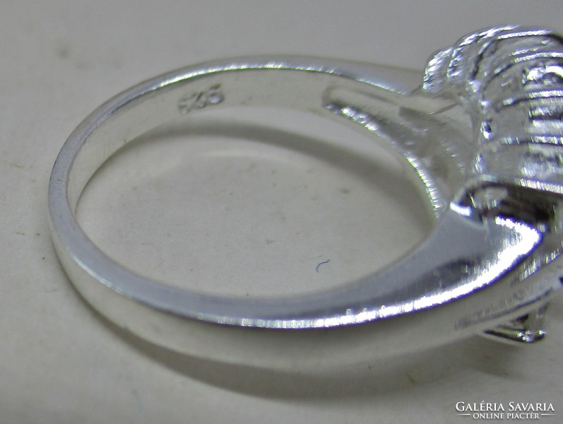 Csodás ezüst gyűrű fehér církónia kövekkel 