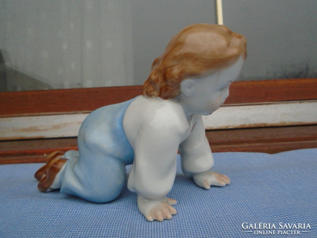 Zsolnay porcelán mászó gyermek pajzs pecsétes 