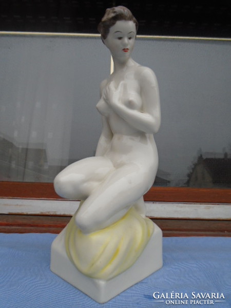 Győnyőrű női akt hibátlan állapotban Holloházi porcelán figura kiváló ajándék is lehet hatalmas 