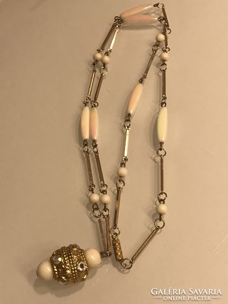 Retro hosszú nyaklánc szelenceforma medállal és gyöngyházfényű betétekkel, 85 cm!