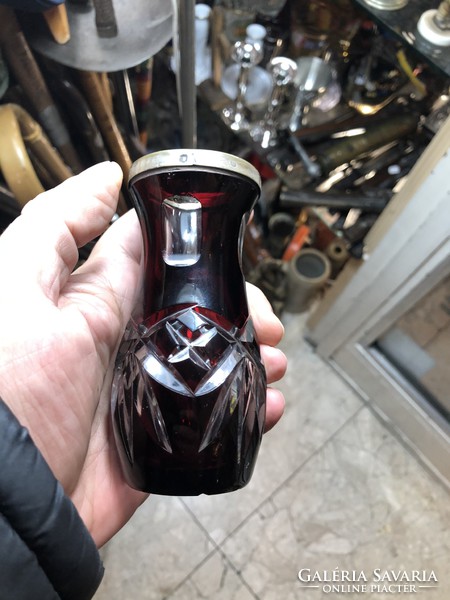 Ezüst karimaju, bordó úveg váza, 10 cm magassagú