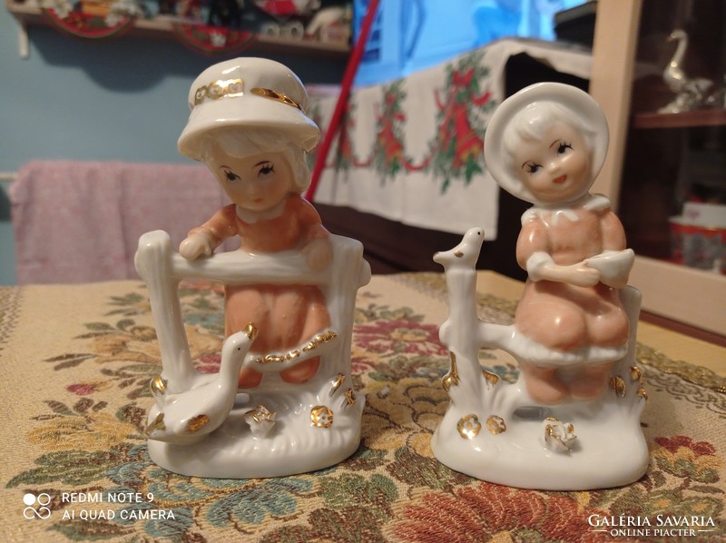 Két darab szép kislány porcelán figura