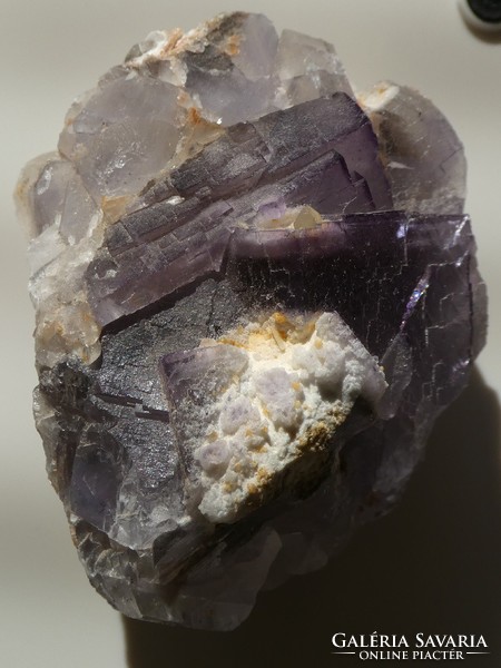 Természetes lila Fluorit kristálycsoport helyenként apró Dolomit és Kalcit szemcseréteggel 348 gramm