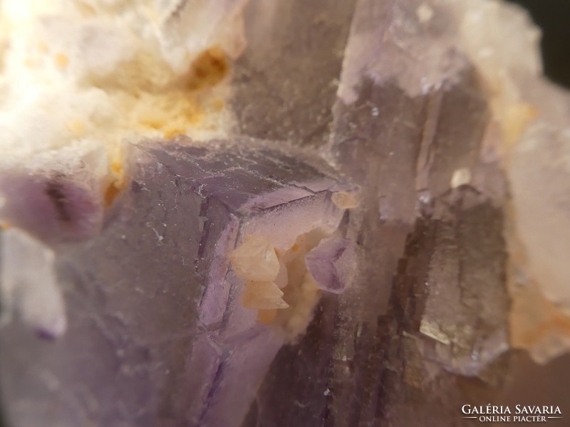 Természetes lila Fluorit kristálycsoport helyenként apró Dolomit és Kalcit szemcseréteggel 348 gramm