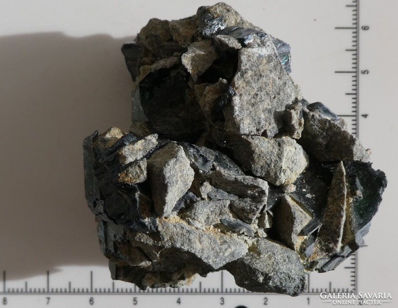 Természetes, nyers Vivianit kristályok a kalcitos-mészköves anyakőzetben. Erdélyi darab. 97 gramm.