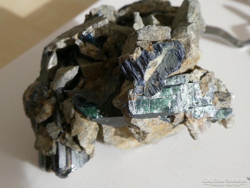 Természetes, nyers Vivianit kristályok a kalcitos-mészköves anyakőzetben. Erdélyi darab. 97 gramm.