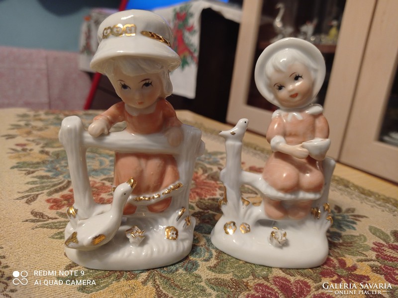 Két darab szép kislány porcelán figura