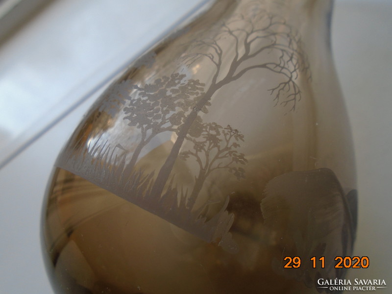 Borostyán üveg váza kézzel festett körpanorámás tájképpel