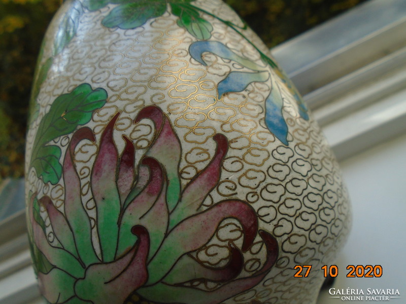 Antik kínai rekeszzománc váza, pillangó, virág és gyümölcs mintával, faragott lakozott talpon