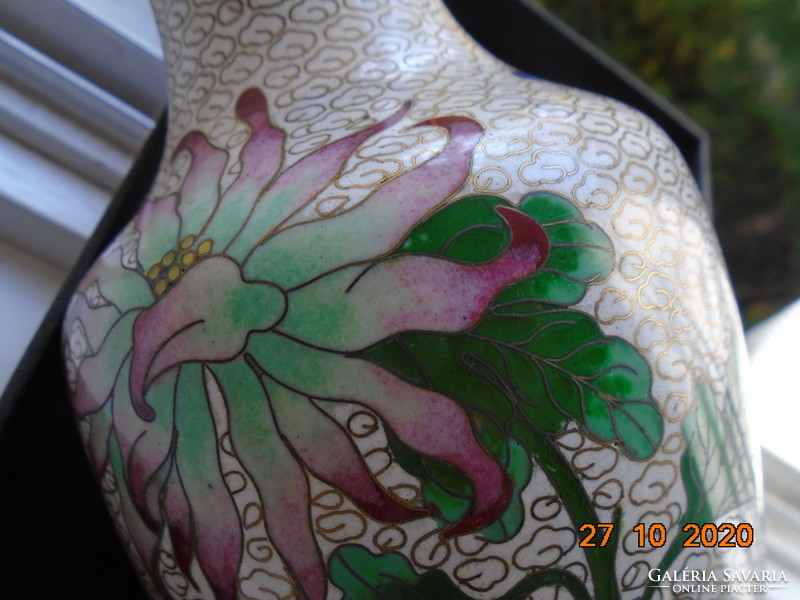 Antik kínai rekeszzománc váza, pillangó, virág és gyümölcs mintával, faragott lakozott talpon