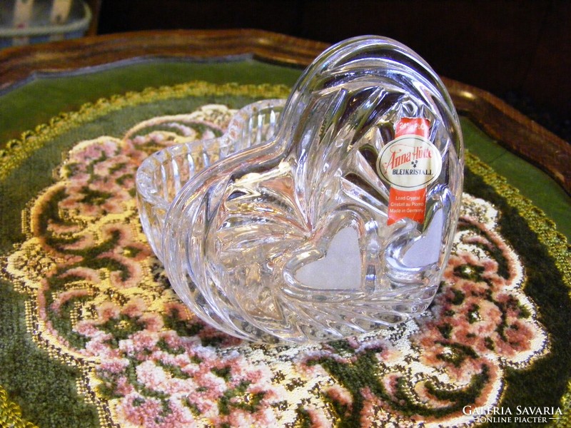 Beautiful marked 24% Anne Hütte flawless heart shaped chiseled lead crystal bonbonier