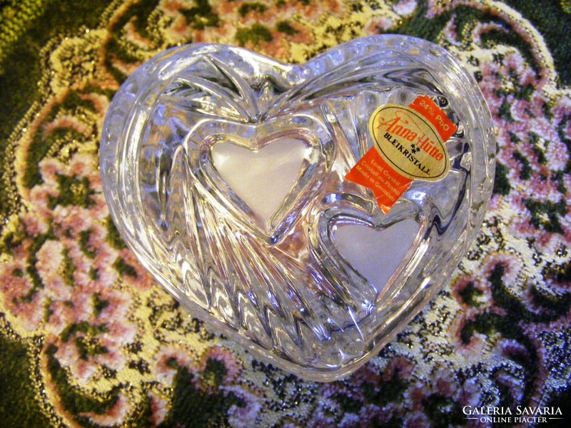 Beautiful marked 24% Anne Hütte flawless heart shaped chiseled lead crystal bonbonier