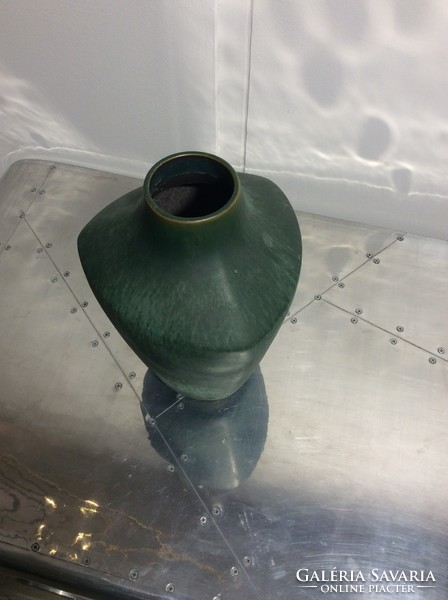 Art deco stílusú design váza  fémsós, savmaratott matt mázzal, a Karlsruhe majolikától.