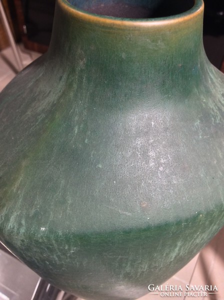 Art deco stílusú design váza  fémsós, savmaratott matt mázzal, a Karlsruhe majolikától.