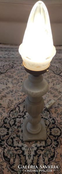 Gyönyörű elegáns,alabàstrom(màrvàny)asztali lámpa tökéletes működik.Csiszolt üveges vagy làng búra!