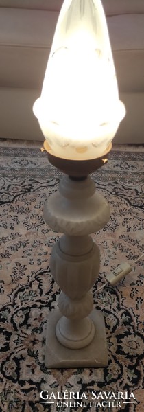 Gyönyörű elegáns,alabàstrom(màrvàny)asztali lámpa tökéletes működik.Csiszolt üveges vagy làng búra!