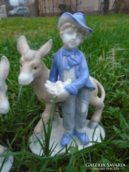 Lladró stilusú kézzel készített  és festett porcelánfigura párban vitrin állapotban spin 