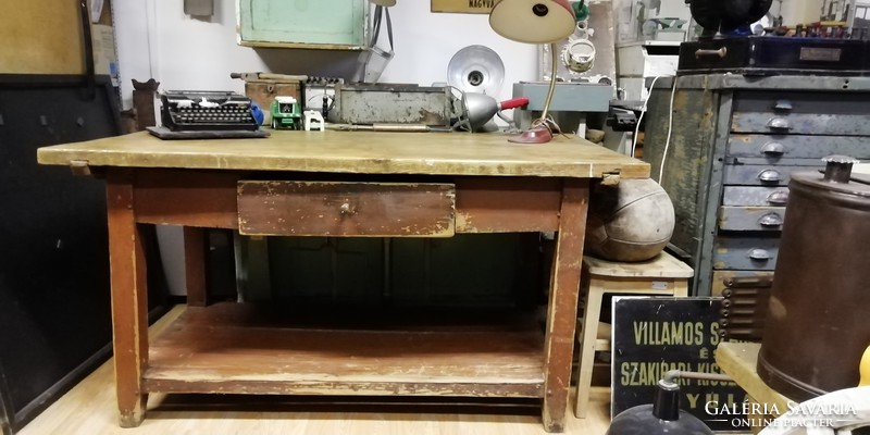 Nagyméretű barna kopottas asztal,íróasztal, konyhai előkészítő, loft