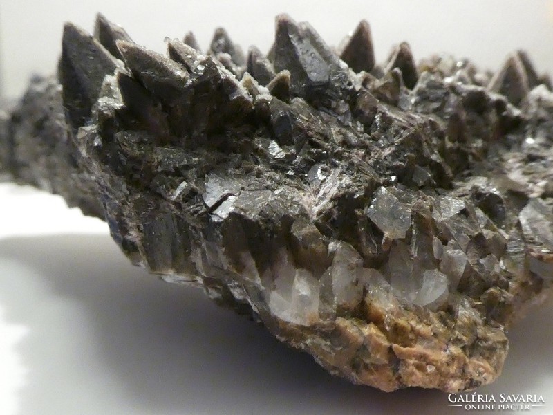 A group of natural hematite-containing canine calcite crystals. Collection piece. 159 Gramm.