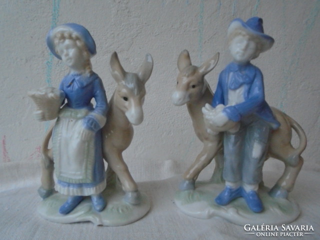 Lladró stilusú kézzel készített  és festett porcelánfigura párban vitrin állapotban spin 