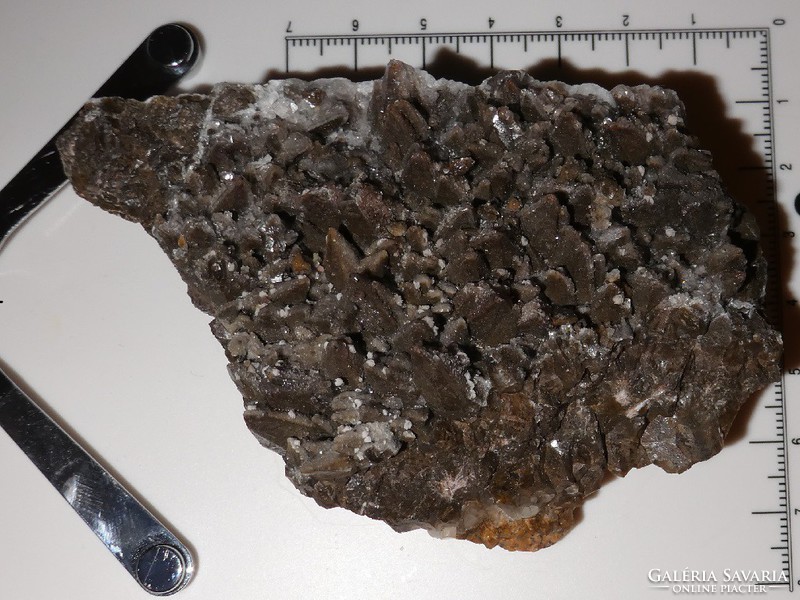 A group of natural hematite-containing canine calcite crystals. Collection piece. 159 Gramm.