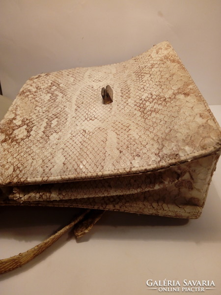 Kígyóbőr táska (850)
