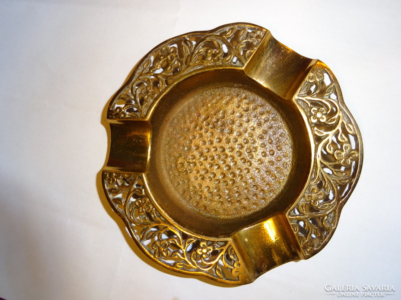 Copper ashtray with pierced edge, diameter 11 cm. He has!