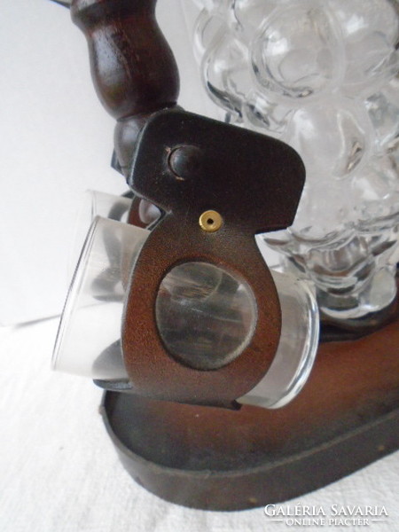 Ritka iparművész által készített bőrből készült szőlőfürt mintás borosüveg cca 1 literes 